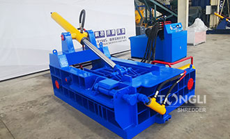 Manually operated small scrap metal baler for recycling metal