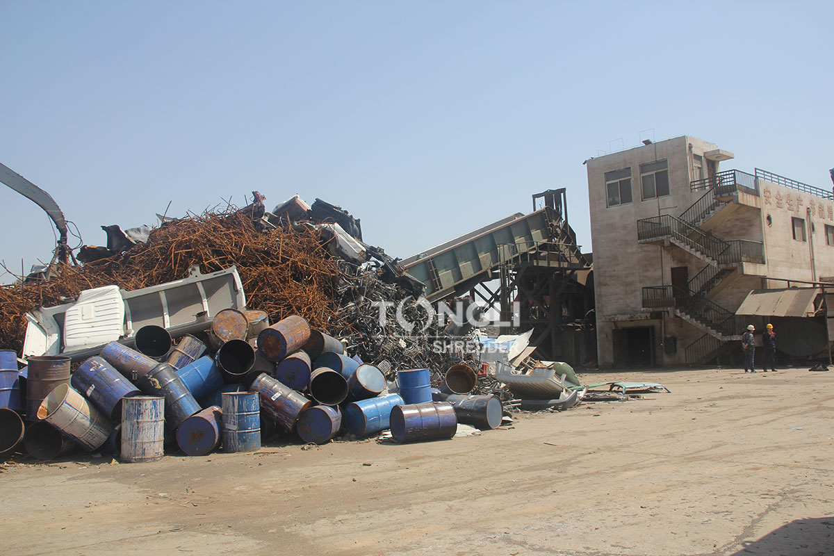 Large-scale scrap metal crushing production line