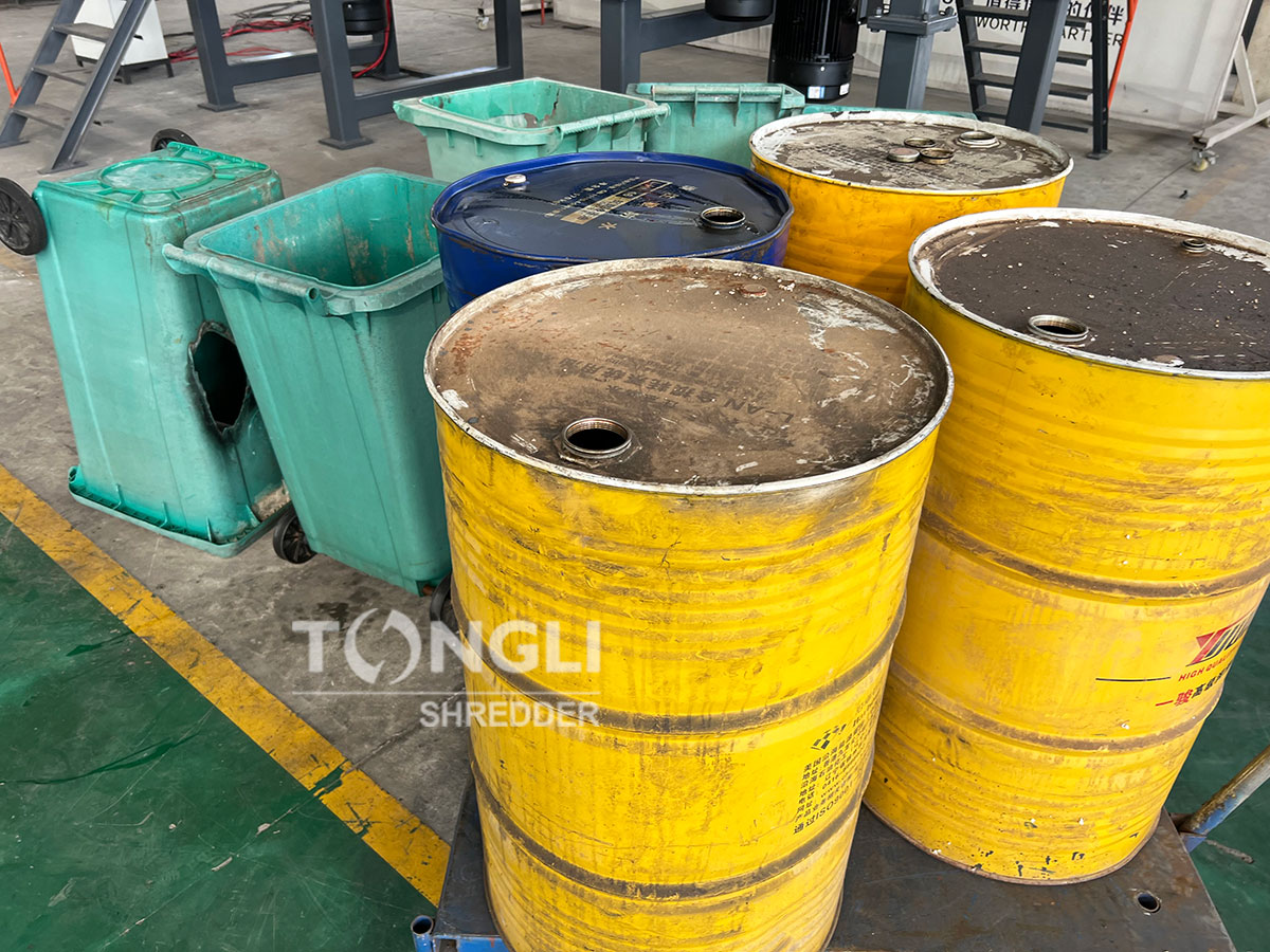 waste paint buckets and rubbish buckets